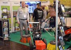 Dany Mestdag with Terrazza MC, showing the Geotex PRO, which is used for cleaning of the geo textile, mypex.